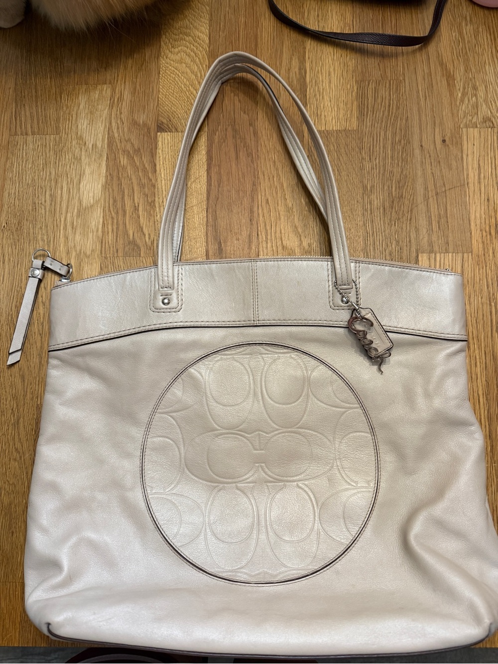 Coach Large Leather Tote Bag in Light Beige with Signature Medallion Authentic